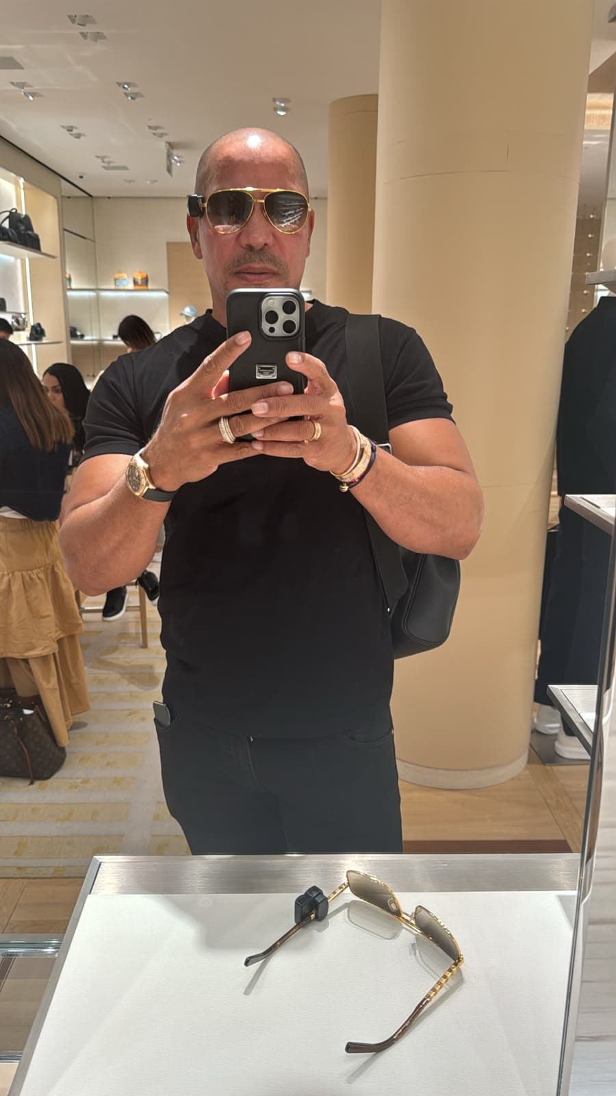 Carlos Vangheniguen de compras en Europa