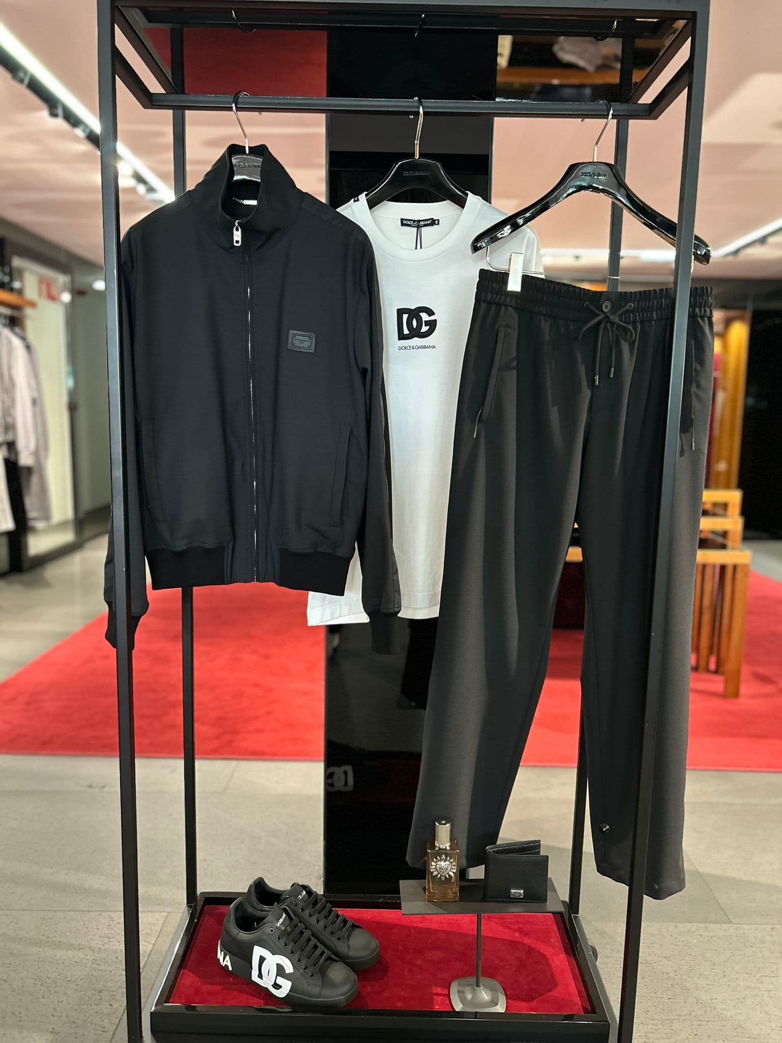 Conjunto Dolce & Gabbana en exhibición de boutique